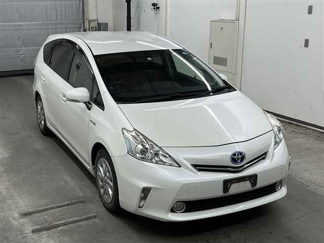 15240 Toyota Prius alpha ZVW41W 2012 г. (MIRIVE Saitama)